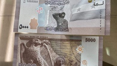 صورة الليرة السورية تستمر بالتراجع أمام العملات الأجنبية.. وهذه أسعار الذهب محليًا وعالميًا