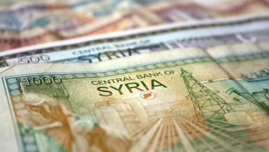 صورة الليرة السورية تحافظ على قيمتها أمام العملات الأجنبية.. وارتفاع بأسعار الذهب محليًا وعالميًا