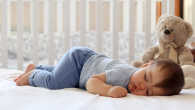 صورة لماذا يشكّل نوم طفلك على بطنه خطراً على حياته؟ وكيف تتجنبين الأسوأ؟